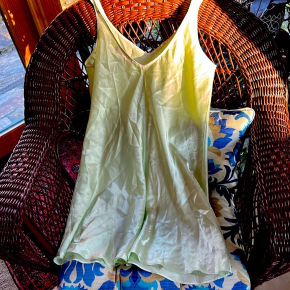 Oscar De La Renta Elegant Light Green Satin Nightgown and Robe Set; Size Medium - Picture 4 of 14